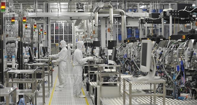 Công nhân làm việc tại nhà máy Naka của hãng sản xuất chip Renesas Electronics, Nhật Bản. (Ảnh: AFP/TTXVN) Media
